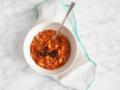 Alubias blancas con tomate y sobrasada