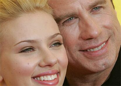 Scarlett Johansson y John Travolta, en la Mostra de Venecia.
