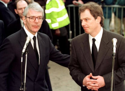 El entonces Primer Ministro británico John Major junto al lider del partido laborista, Tony Blair hablando a los periodistas tras su visita al pueblo escocés de Dunblane, donde 16 niños fueron asesinados en una escuela primaria en 1996.