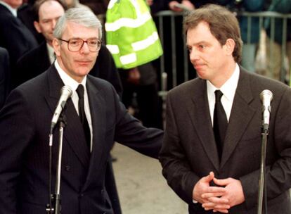 El entonces Primer Ministro británico John Major junto al lider del partido laborista, Tony Blair hablando a los periodistas tras su visita al pueblo escocés de Dunblane, donde 16 niños fueron asesinados en una escuela primaria en 1996.