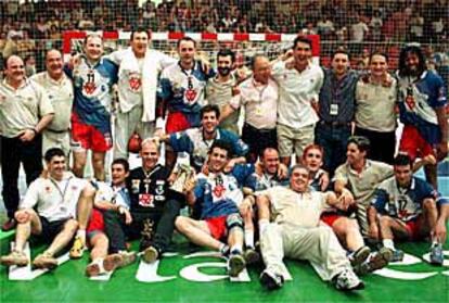 La plantilla del Portland posa con la Copa del Rey.