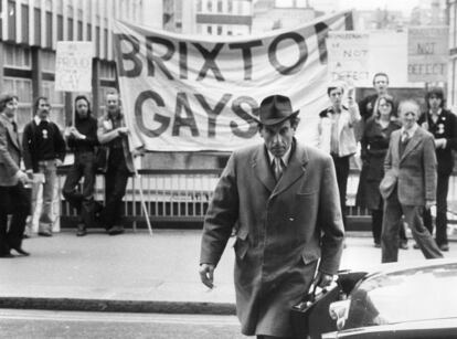 Jeremy Thorpe llega al juzgado donde se decidía si era culpable de asesinato en 1979. Detrás de él, activistas gais sujetan una pancarta.