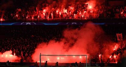 Los ultras exhiben bengalas durante el PSG-Real Madrid del pasado martes.