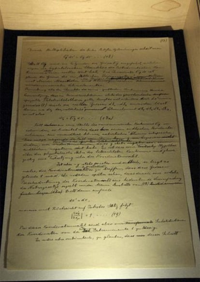 Una de las 46 páginas que conforman el manuscrito original en el que el físico judeoalemán Albert Einstein formuló la teoría de la relatividad. La muestra, en la sede de la Academia de Ciencias y Humanidades de Israel en Jerusalén, estará abierta hasta el próximo 27 de marzo.