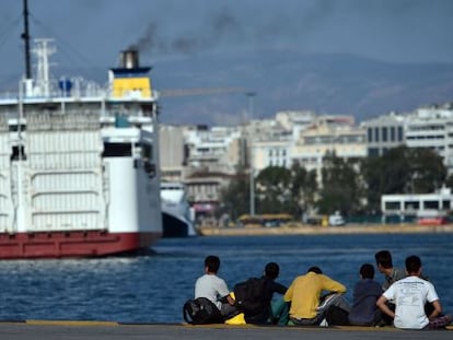 Inmigrantes, el s&aacute;bado tras su llegada al puerto del Pireo (Grecia).
