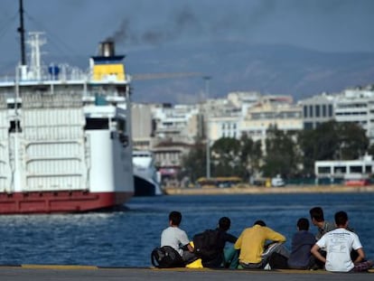 Inmigrantes, el sábado tras su llegada al puerto del Pireo (Grecia).
