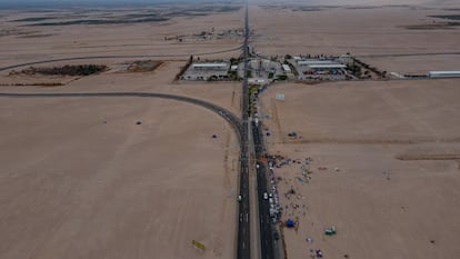 Vista aérea del campamento improvisado de los migrantes en el paso fronterizo de chacalluta el 6 de mayo del 2023.