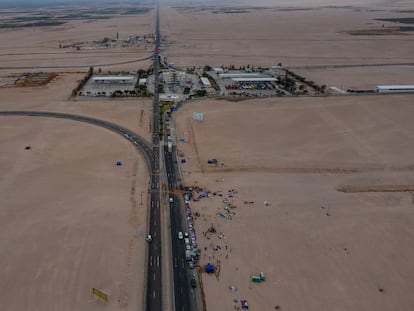 Vista aérea del campamento improvisado de los migrantes en el paso fronterizo de chacalluta el 6 de mayo del 2023.