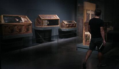 Tres de las piezas conservadas en el Museo de Lleida del monasterio de Sijena: las arcas mortuorias de las monjas y prioras del siglo XV, entre ellas la de la Isabel de Aragón, a la derecha.