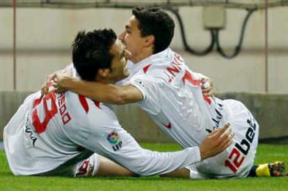 Negredo y Jesús Navas se abrazan tras la consecución del segundo gol del Sevilla.