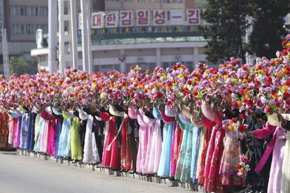 Norcoreanos dan la bienvenida al presidente surcoreano, Moon Jae-in, durante una ceremonia de bienvenida celebrada en Pionyang.