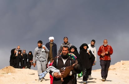 El goteo de civiles que trataban de huir de Mosul ha sido constante durante toda la ofensiva. En la fotografía, tomada en marzo, un grupo de iraquíes huyen de sus hogares mientras las fuerzas iraquíes luchaban con los militantes del Estado islámico, en el oeste de la ciudad.