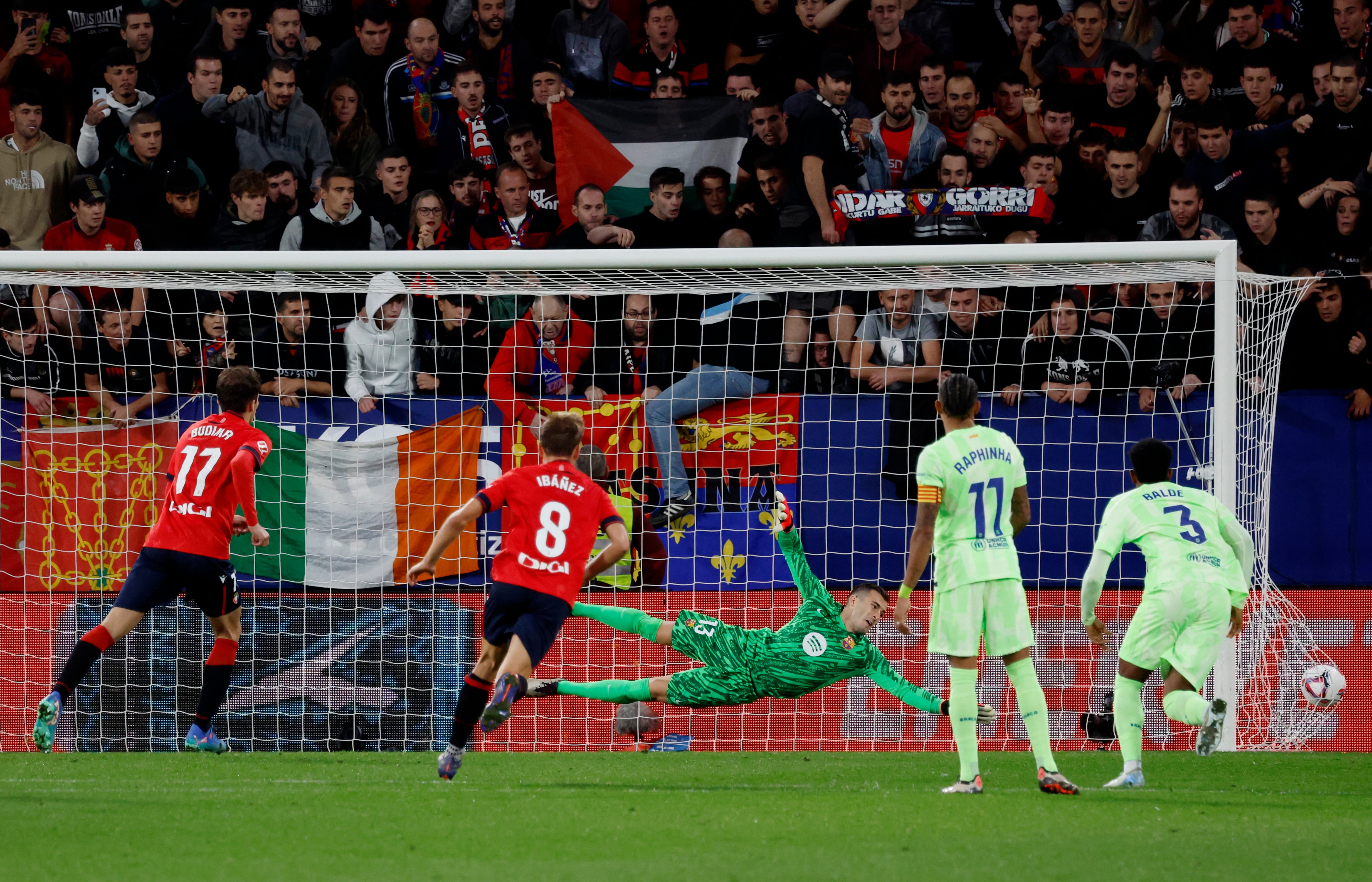 Osasuna – Barcelona, en directo | Budimir marca de penalti el tercer gol para los locales