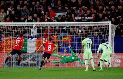 Ante Budimir marca de penalti el tercer gol para el Osasuna en el partido de la Liga contra el FC Barcelona en El Sadar este sábado.