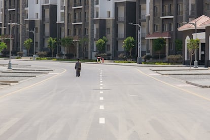 La nueva capital egipcia está situada a unos 45 kilómetros de El Cairo hacia el este en dirección al mar Rojo. La primera fase del proyecto contará con ocho distritos residenciales ideados para familias acomodadas. En la foto, uno de ellos, llamado R3.