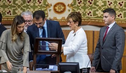 Un momento del recuento de votos para la elección de la nueva Mesa de la Cámara autonómica, este jueves en el Parlamento de Andalucía.