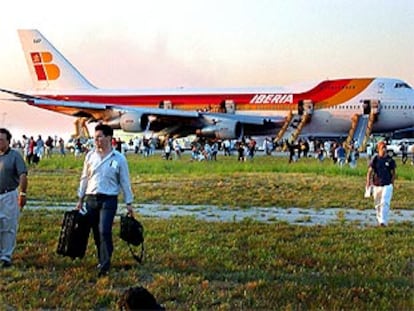 Viajeros del vuelo 6250 abandonan el avión tras el aterrizaje de emergencia en Nueva York. La foto fue tomada por uno de los pasajeros.