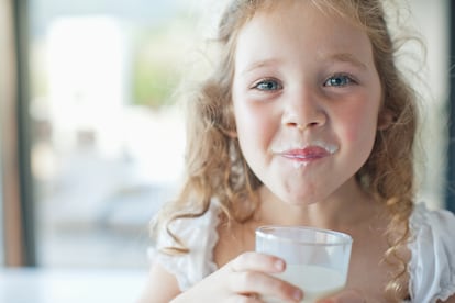 Eliminar la leche de la dieta puede traer consecuencias para el organismo, como impedir la fijación de calcio en los huesos. Algo muy importante sobre todo en el caso de los niños, ya que puede afectar a su crecimiento.