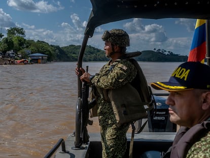 Hombres de la Armada nacional patrullan el río Caguán, en Cartagena del Chairá, Colombia, el 27 de septiembre de 2023.