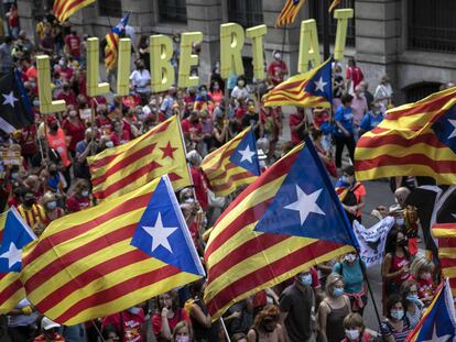 Banderas independentistas son portadas por los manifestantes durante la marcha de Barcelona del 11 de septiembre de 2021.