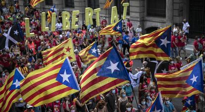 Banderas independentistas son portadas por los manifestantes durante la marcha de Barcelona del 11 de septiembre de 2021.