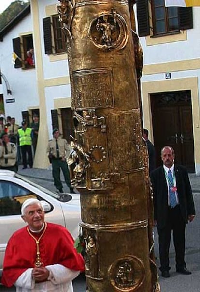 El Papa observa la Columna Benedicto, colocada a las puertas de su casa natal en Marktl am Inn.