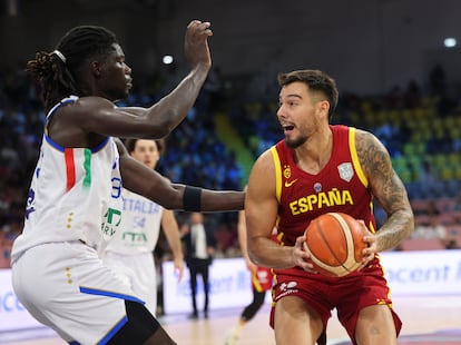 Willy Hernángomez trata de penetrar a canasta este martes ante la defensa del italiano Mouhamet Diouf.