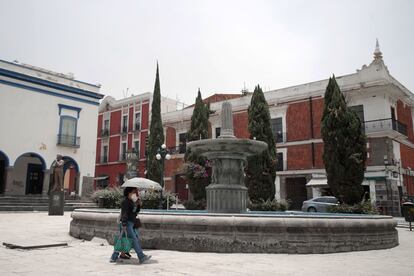 Las calles de Puebla se cubrieron de blanco por la constante caída de ceniza que arrojó el volcán Popocatépetl