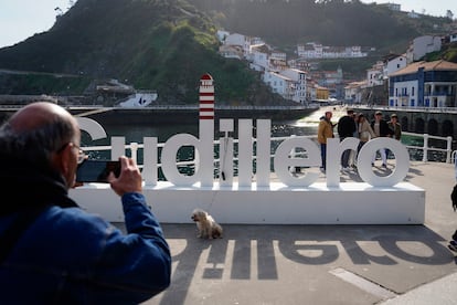 Un turista hace una foto a su perro en Cudillero (Asturias), el pasado sábado.