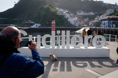 Un turista hace una foto a su perro en Cudillero (Asturias), el pasado sábado.