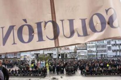 Trabajadores de Navantia de Ferrol y Fene durante la concentración que han llevado a cabo en la plaza de Armas de Ferrol.