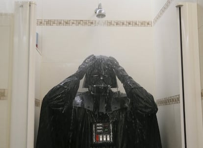 Vader, dándose una ducha en su apartamento.