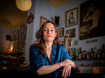 Inma Benedito posa, orgullosa, en el bar El rincón de Malasaña, donde conoció a su última novia.