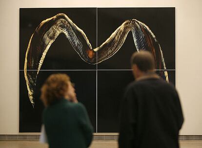 Dos personas contemplan una de las fotografías expuestas en San Sebastián.