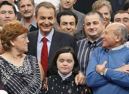 Zapatero, el lunes, con la joven Izaskun Buelta (centro) antes de <i>Tengo una pregunta para usted. </i>