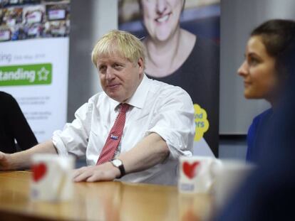 O primeiro-ministro britânico, Boris Johnson, de visita a um hospital em Watford, o 7 de outubro.