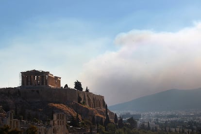 El templo del Partenón, en la cima de la colina de la Acrópolis de Atenas, con humo del gran incendio forestal en Varnava, a unos 40 kilómetros, el 11 de agosto de 2024