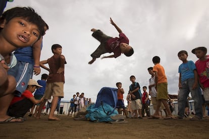 Unos niños juegan en la escuela San José .Tacloban. 