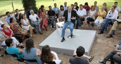 Rubalcaba, en una charla ayer en un instituto madrileño con voluntarios que participan en su candidatura.