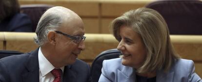 Los ministros de Hacienda y Empleo, Cristóbal Montoro y Fátima Báñez, en el Senado.