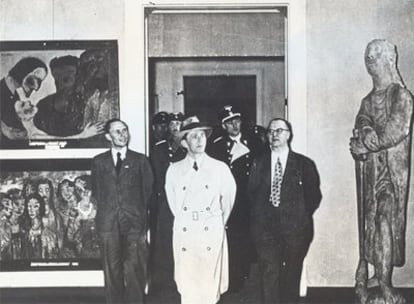 Goebbels, con gabardina, visita una muestra dedicada por el nazismo al <i>arte degenerado,</i> donde se expusieron 48 pinturas de Nolde. Entre ellas, <i>El Cristo y la pecadora</i> y <i>Las vírgenes locas y las vírgenes prudentes</i> (izquierda).