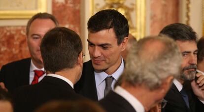 Pedro S&aacute;nchez saluda al ministro de Justicia, Rafael Catal&aacute;.