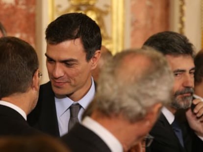 Pedro S&aacute;nchez saluda al ministro de Justicia, Rafael Catal&aacute;.