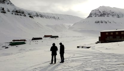 Con más de 1.500 glaciares y una superficie ocho veces mayor que la de las islas Canarias, el paisaje se transforma irremediablemente en Svalbard, un territorio noruego situado a unos 1.000 kilómetros del Polo Norte que sufre las consecuencias de un vertiginoso aumento de las temperaturas. La actividad económica en este remoto lugar se limitó durante unos siglos a la caza de ballenas, y posteriormente a la minería de carbón, un sector que hoy está en plena fase de desmantelamiento. En la imagen, zonas de Longyearbyen, el pasado mes de abril. 