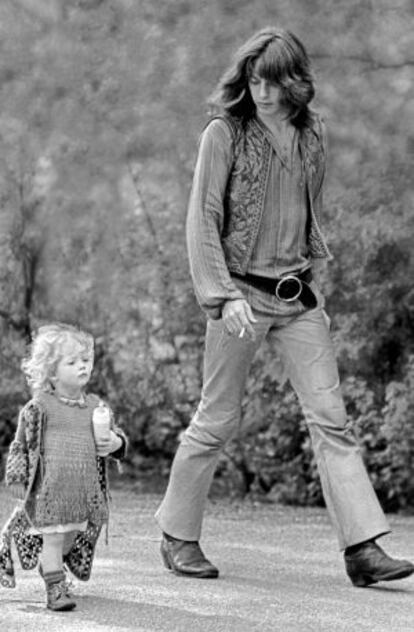 Imagen del actor Sandy van der Liden y su hija que decoró la entrada a una fiesta del 'Flower Power'.