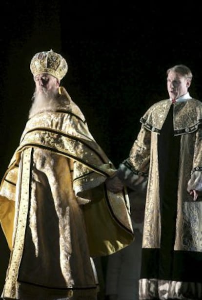 Günter Groissböck (derecha), en el papel de Boris Godunov durante el ensayo de la ópera de Modest Musorgski