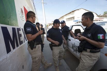 Miembros de la Fuerza Rural en la base de Tepalcatepec, Michoacán