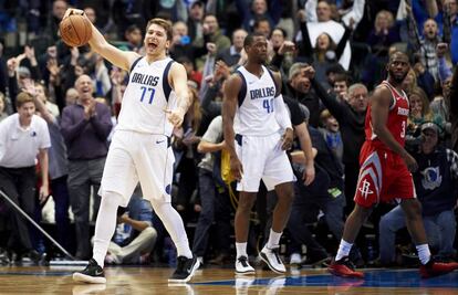 Doncic, aclamado por la afición, celebra el triunfo de Dallas ante Houston.