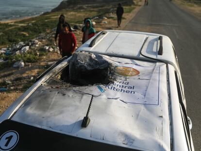 El techo con el emblema de la ONG de uno de los vehículos de World Central Kitchen atacados este martes por Israel en Deir al Balah, Gaza. Siete empleados de la organización murieron en el ataque.