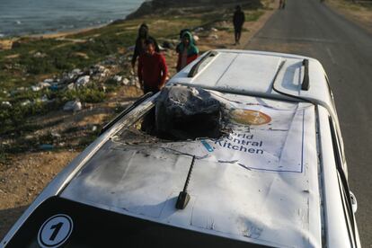 El techo con el emblema de la ONG de uno de los vehículos de World Central Kitchen atacados este martes por Israel en Deir al Balah, Gaza. Siete empleados de la organización murieron en el ataque.